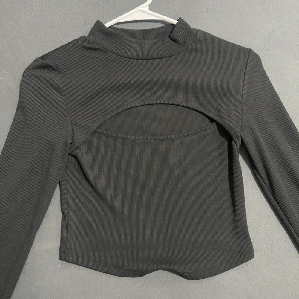 key hole long sleeve black crop top